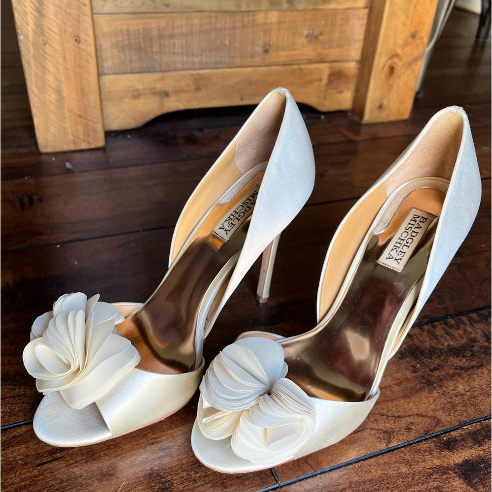 Badgley Mischka Cream Satin Leather Randall Heels Size 10